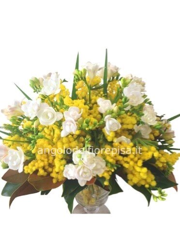 Bouquet con fiori bianchi e mimosa