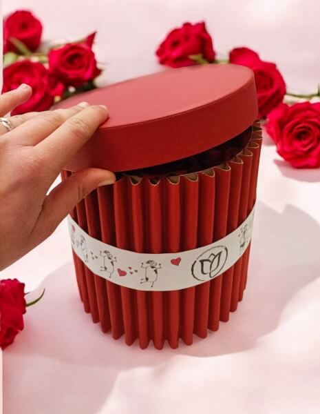 CAPPELLIERA ROSSA CON ROSE ROSSE